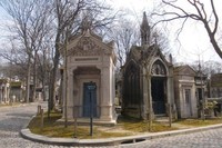 Pemakaman Pere Lachaise dibuka pada 21 Mei 1804. Awalnya tidak ada yang mau dimakamkan di sana. Sejak makam orang-orang terkenal pindah ke Pere Lachaise, termasuk sastrawan Prancis, Jean de La Fontaine, banyak orang yang ingin dimakamkan di sana (Rita/detikTravel)