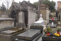 1-2 ribu orang berkunjung ke makam Pere Lachaise setiap harinya. Di malam hari, para petugas makam harus bekerja ekstra keras untuk mengawasi makam-makam yang megah. Banyak yang mencoba mencuri perunggu atau benda berharga lainnya di makam (Rita/detikTravel)