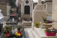 Kini Pere Lachaise memang masih menerima penguburan baru. Namun dengan syarat-syarat yang ketat, antara lain meninggal di Paris atau tinggal di ibukota Prancis itu. Bahkan orang harus rela masuk daftar tunggu untuk dimakamkan di sini (Rita/detikTravel)