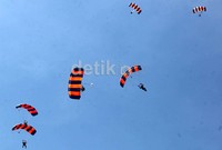 Atraksi terjun 'free fall' yang dilakukan oleh Wanita Angaktan Udara (WARA).