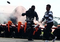  Pertunjukan atraksi penyelamatan sandera yang diperagakan Detasemen 90 Bravo. Efek ledakan yang ditimbulkan sempat membuat decak kagum kaget para hadirin.