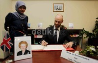 Head of Media and Communications Kedubes Inggris di Jakarta Adam Rutland memeriksa catatan belasungkawa atas wafatnya mantan PM Inggris Margareth Thatcher.