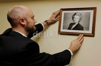 Head of Media and Communications Kedubes Inggris di Jakarta Adam Rutland memasang foto Margaret Thatcher di dinding ruangan Kedubes Inggris di Jakarta.