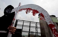 Para pendemo menggelar aksi teatrikal di depan Gedung DPR, Jakarta.