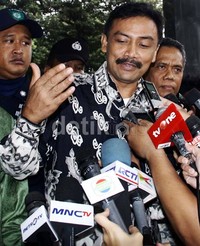 Pihak Andi Mallarangeng pernah mengajukan komplain kepada penyidik KPK atas pemblokiran sejumlah rekening. Kini Andi bersyukur, karena menurutnya penyidik KPK telah membuka rekening milik anaknya. Ramses/detikFoto.