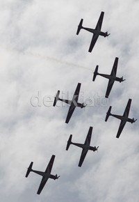 Enam pesawat TNI melakukan atraksi.