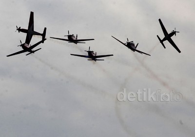 Atraksi Pesawat Meriahkan HUT ke-67 TNI AU