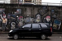 Pengecatan flyover, jembatan dan fasilitas umum lainnya itu harus sudah selesai sebelum perayaan HUT ke-486 Kota Jakarta.