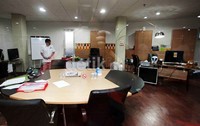 Sebuah ruangan oval berkaca transparan menjadi ruangan rapat pimpinan partai. PAN melakukan seleksi caleg secara profesional termasuk melakukan psikotest dengan menyewa konsultan ahli beberapa waktu lalu.