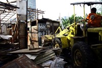 Petugas menggunakan alat berat berupa bulldozer untuk merobohkan puluhan lapak yang ada di dalam lahan tersebut. Ramses/detikFoto.