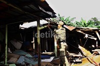 Seorang petugas merobohkan bangunan menggunakan sejumlah peralatan. Ramses/detikFoto.