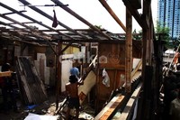 Sejumlah warga terlihat mengevakuasi barang-barangnya. Ramses/detikFoto.