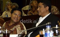 Ketua Bawaslu Muhammad (kanan) berbincang dengan Ketua KPU, Husni Kamil Manik di sela rapat dengar pendapat. Ramses/detikFoto.