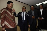 Wakil Ketua DPR, Priyo Budi Santoso (kedua kanan) didampingi Ketua Komisi II DPR, Agun Gunanjar Sudarsa (kedua kanan) berbincang dengan Ketua KPU, Husni Kamil Manik (kiri) dan Ketua Bawaslu Muhammad sebelum rapat dimulai. Ramses/detikFoto.