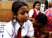 Beberapa anak yang memakai seragam sekolah merah-putih menangis melihat rumahnya digusur. Ramses/detikFoto.