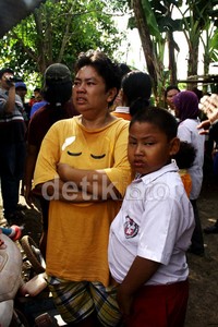 Warga hanya bisa pasrah ketika Satpol PP mengusir mereka keluar dari lahan milik negara yang mereka tempati. Tak banyak yang bisa mereka lakukan karena toh mereka tak punya izin tinggal. Ramses/detikFoto.