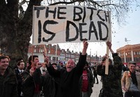 Tak semua orang merasa kehilangan atas kematian mantan perdana menteri (PM) Inggris Margaret Thatcher. Bahkan ratusan orang turun ke jalan-jalan di Inggris untuk merayakan wafatnya Wanita Besi itu.  AFP/Carl Court.