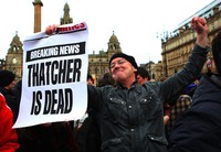 Mereka membawa spanduk-spanduk bertuliskan Rejoice - Thatcher is dead. REUTERS/David Moir.