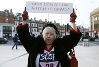 Sejumlah warga bahkan membawa kertas bertuliskan Ding dong, penyihir telah tewas. Kami di sini untuk merayakan kematiannya, kata seorang wanita berumur 50 tahun, Carole Roper. REUTERS/Olivia Harris.