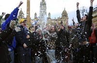 Aksi serupa juga berlangsung di kota Glasgow. Lebih dari 300 orang berkumpul untuk 'berpesta atas kematian Thatcher. REUTERS/David Moir.
