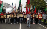 Massa yang tergabung dalam Koalisi Masyarakat Tolak RUU Ormas menggelar aksi di kawasan Malioboro Yogyakarta.