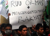 Menuntut RUU Ormas dibatalkan karena mengancam demokrasi rakyat dan munculnya tindakan represif negara terhadap rakyat.