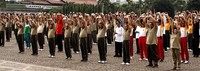 Presiden SBY yang mengenakan kaos kerah hijau khas TNI dan trainingnya senam pagi bersama sejumlah menteri dan keluarga besar TNI AD. (Setpres).