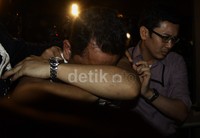 Dia dibawa dengan menggunakan Nissan X-Trail bernopol B 1700 XX sekitar pukul 18.05 WIB. Ramses/detikFoto.