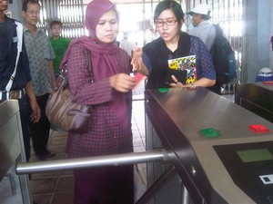 Uji Coba Sistem Tiket & Gerbang Elektronik Diminati Penumpang KRL