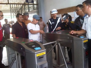 Uji Coba Gerbang Elektronik KRL Jabodetabek Memasuki Hari Kedua