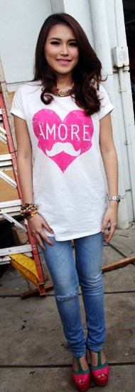 Ayu tampil casual dalam balutan kaus putih, celana jeans, dan heels shocking pink. Gusmun/detikFoto.