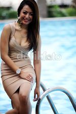 Pose Cinta Ratu di Kolam Renang