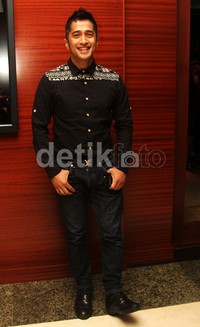 Ia tampil dengan kemeja hitam bermotif putih di bagian bahu yang dipadukan dengan celana jeans dan sepatu hitam. Gusmun/detikFoto.