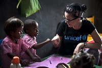 Pelantun 'Firework' itu terlihat menggambar dengan anak-anak di sekolah dasar Sahavola, Analanjirofo. AFP/UNICEF/Kate Holt.