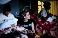 Katy di antara dua orang ibu yang baru saja melahirkan di Ampasina Maningory Health Centre, Analanjirofo. AFP/UNICEF/Kate Holt.