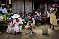 Katy menyapa seorang anak kecil saat mengunjungi sebuah pusat gizi di Androranga. AFP/UNICEF/Kate Holt.