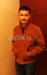 Pose Si Tampan Rio Dewanto