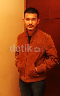 Rio dalam balutan jaket coklat dan celana denim. Gusmun/detikFoto.