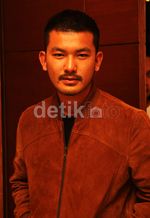 Pose Si Tampan Rio Dewanto