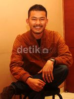 Pose Si Tampan Rio Dewanto