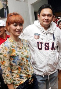 Inul dan Farhat Abbas ditemui saat syuting video klip 'Puluhan Pocong' di Gelora Bung Karno, Senayan, Jakarta Selatan, Selasa (9/4/2013). Gus Mun/detikHOT.
