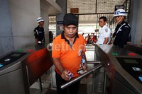 Seorang calon penumpang memasuki Stasiun Duri, Jakarta Barat. Pada masa percobaan, penjualan e-ticket masih terbatas, misalnya untuk Stasiun Duri, disediakan sebanyak 300 e-ticket untuk hari ini saja.