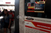 PT Kereta Api Indonesia (KAI) mulai menerapkan sistem tiket dan gerbang elektronik (e-gate) di 6 stasiun di Jabodetabek mulai, Senin (8/4) kemarin.