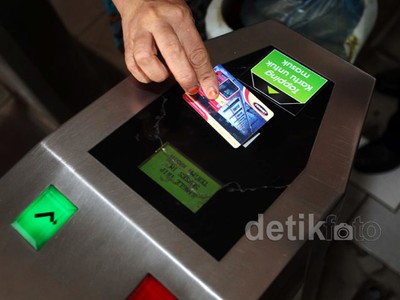 Uji Coba Gerbang Elektronik KRL Jabodetabek