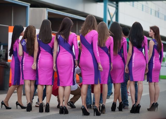 Umbrella Girls di Qatar yang Hot