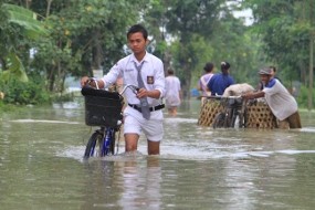 Meski Kebanjiran, Warga Bojonegoro Tetap Beraktivitas 