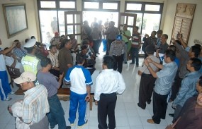 Warga Bayeman Tuntut Polisi Serius Tangani Kasus Kades Mesum