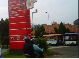 Di SPBU Kok Jualan Gorengan?