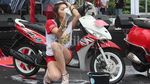 Cewek Seksi Cuci Motor