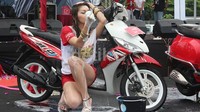 Semprotan air busa sabun dari belakang semakin membuat wanita-wanita seksi itu menjadi sensual.